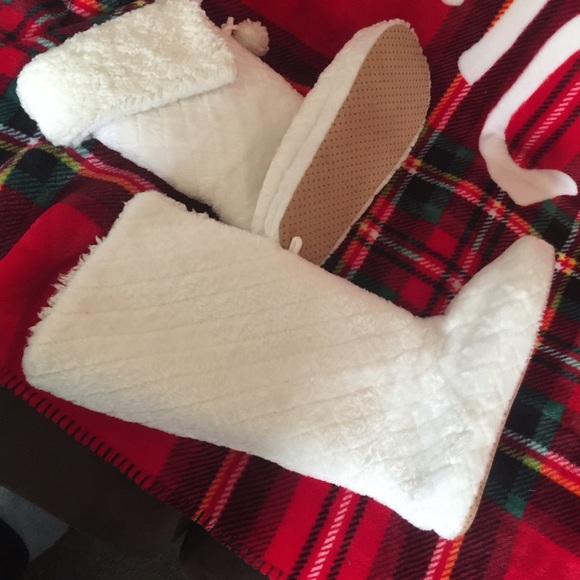 New Soft & Cozy Slippers ~ Size Large - Picture 2 of 6